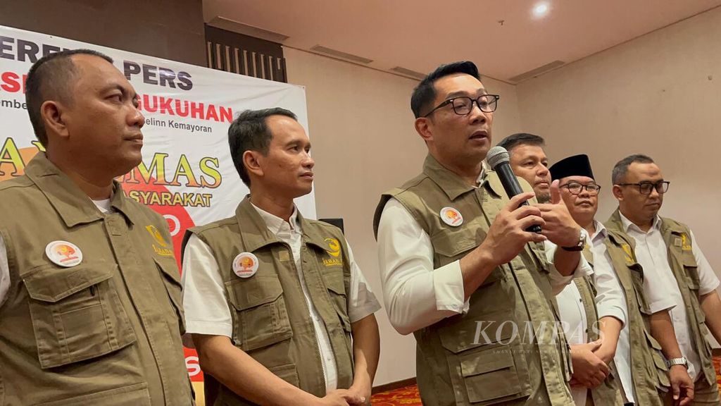 Calon gubernur Jakarta, Ridwan Kamil (ketiga dari kiri), memberikan keterangan kepada media seusai acara deklarasi dan pengukuhan organisasi sukarelawan Jaringan Pelayan Masyarakat (Jaran Emas) di Jakarta, Senin (16/9/2024). 