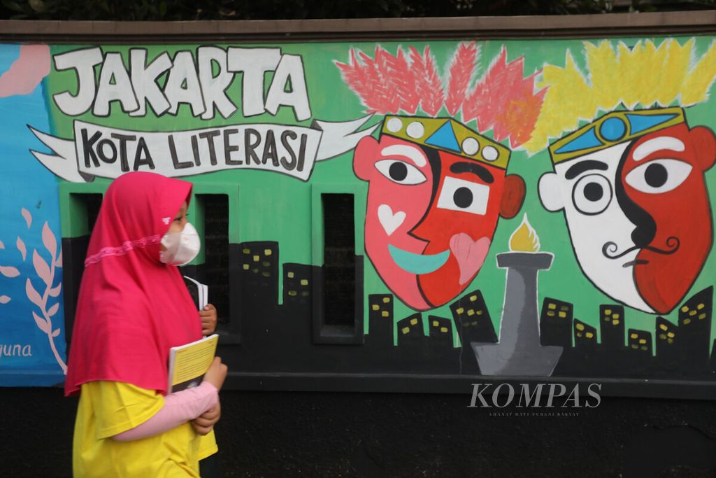 Mural bertema literasi turut menghiasi dinding di Rumah Literasi Lampu Baca Bale Buku Cipayung, Jakarta Timur mengisi kegiatan liburan dengan beragam aktivitas, Juli 2022.  