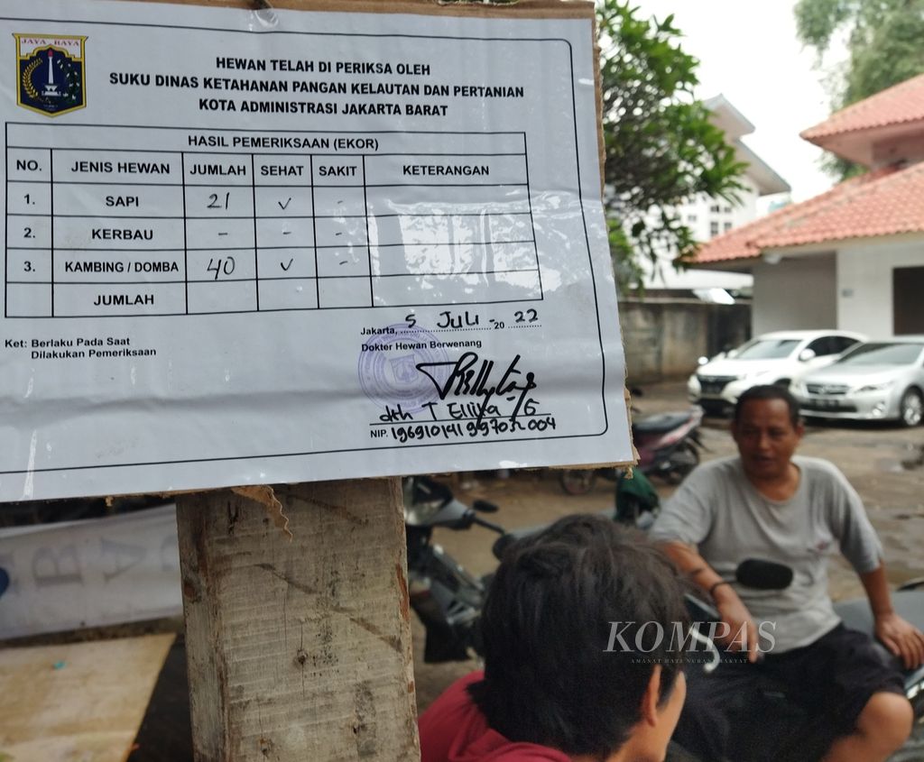 Warga berkumpul di posko lapak hewan kurban di Jalan Haji Kotong, Kebon Jeruk, Jakarta Barat, Rabu (6/7/2022). Di posko tersebut tercantum surat pemerintah dari Dinas Ketahanan Pangan Kelautan dan Pertanian (DKPKP) Jakarta Barat. Hewan ternak di lapak itu dinyatakan sehat.