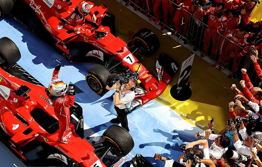 Pebalap Jerman   di Tim Scuderia Ferrari,  Sebastian Vettel, merayakan keberhasilannya memenangi  balapan Formula 1  Grand Prix  Hongaria di Sirkuit Hungaroring, Mogyorod, Hongaria, Minggu (30/7). 