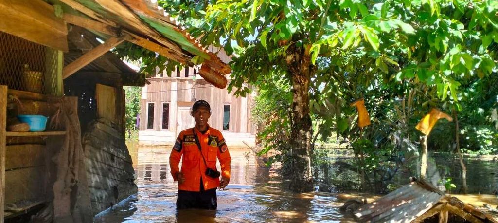Tim dari BPBD Kolaka melakukan pemantauan dan pertolongan terhadap warga yang terdampak banjir di Kecamatan Polinggona, Kolaka, Sulawesi Tenggara, Selasa (4/7/2023). Ribuan warga terdampak dari bencana banjir dan longsor yang menerjang empat kecamatan di wilayah ini. 
