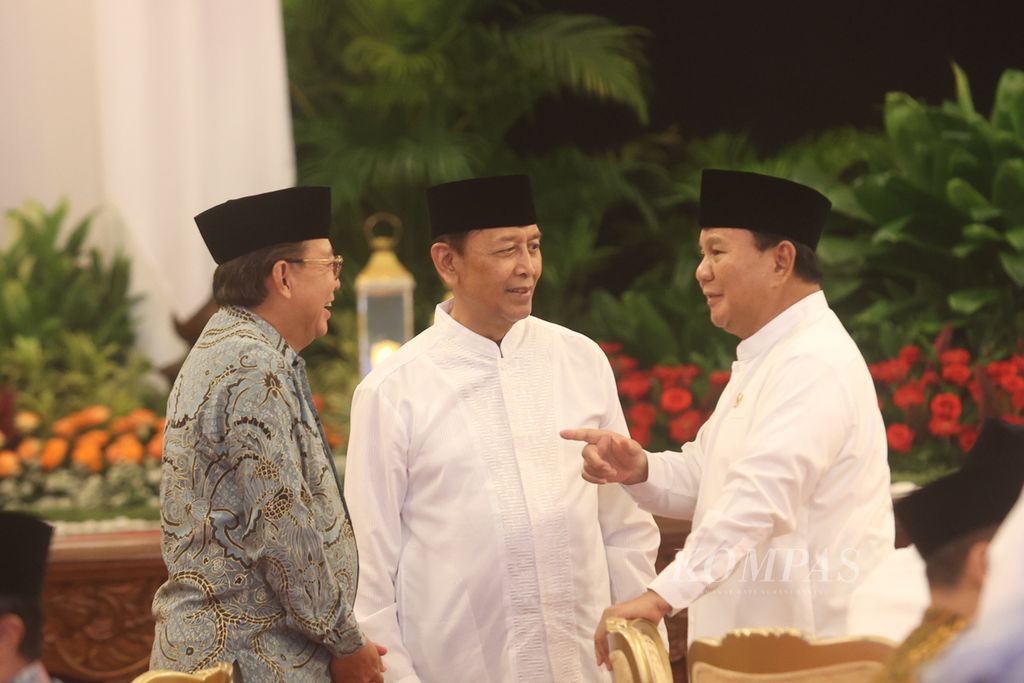 Minister of Defense Prabowo Subianto (right) is talking with the Chairman of the President's Advisory Council Wiranto (Watimpres, center) and Watimpres member Gandi Sulistiyanto, while attending an iftar with President Joko Widodo, Vice President Ma'ruf Amin, and members of the Indonesia Maju Cabinet at the State Palace, Jakarta, on Thursday (28/3/2024).