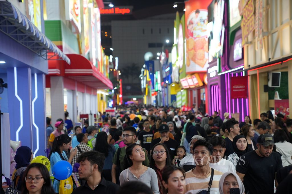 Keramaian warga mengelilingi stan Jakarta Fair Kemayoran 2024 di Jakarta International Expo, Jakarta Pusat, Sabtu (15/6/2024). 