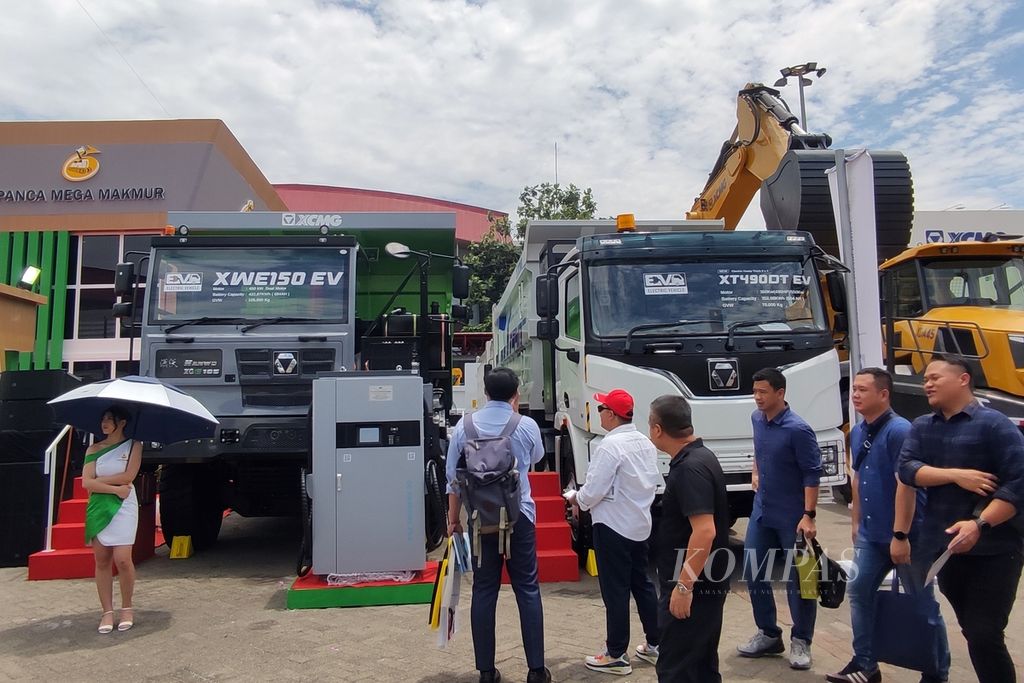 Sebanyak dua jenis dam truk listrik dipamerkan di salah satu stan pada Mining Indonesia 2024 di Jakarta International Expo, Rabu (11/9/2024).