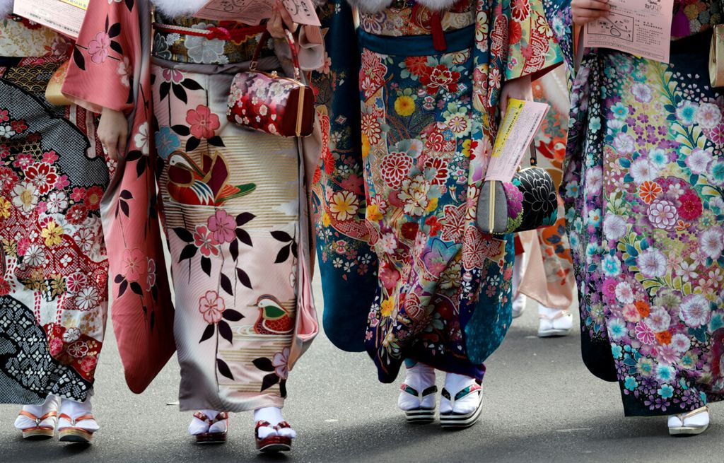 Perempuan Jepang mengenakan kimono menghadiri upacara merayakan Hari Kedewasaan di sebuah taman di Tokyo, Jepang, 8 Januari 2018. 