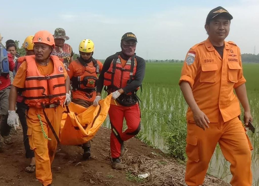 Tim SAR gabungan membawa jenazah siswa yang tenggelam di Sungai Panarikan, Kecamatan Tukdana, Kabupaten Indramayu, Jawa Barat, Minggu (18/2/2024). Tiga siswa SDN 1 Lajer tewas tenggelam saat mengikuti kegiatan sekolah pada Sabtu (17/2/2024).