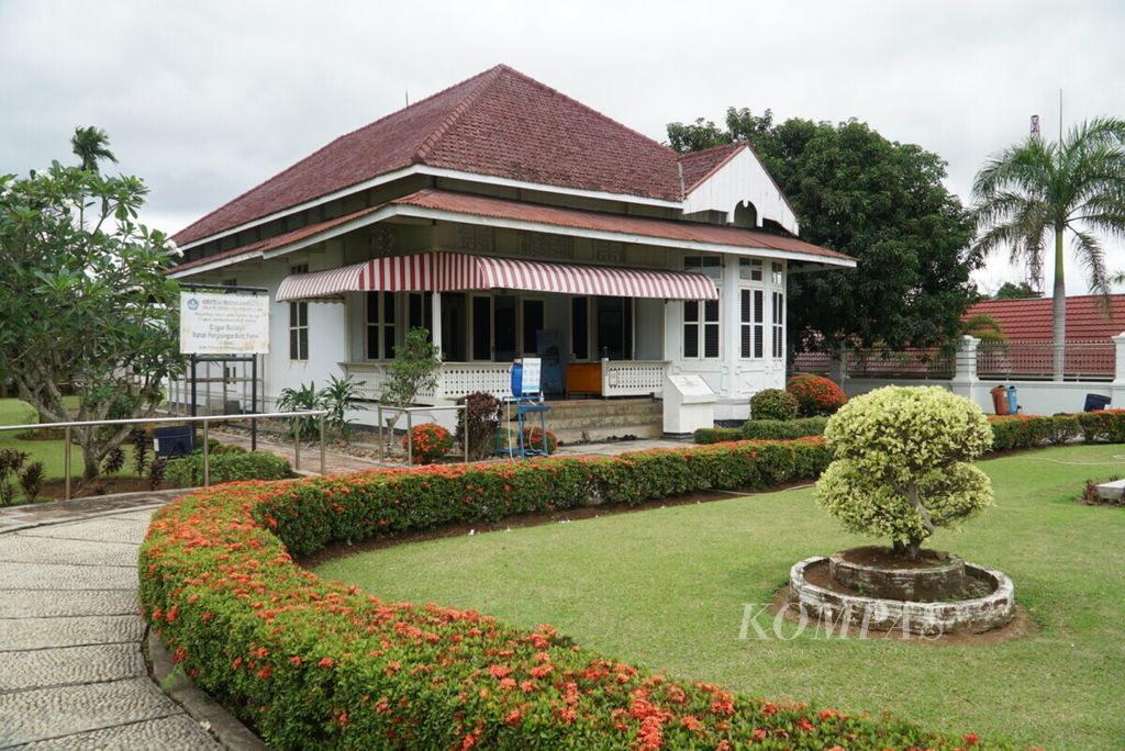 Suasana di halaman Rumah Kediaman Bung Karno saat pengasingan di Kota Bengkulu, Bengkulu, Kamis (30/9/2021). Di rumah ini Ir Soekarno bersama istrinya, Inggit Garnasih, tinggal semasa pengasingan pada 1938-1942.