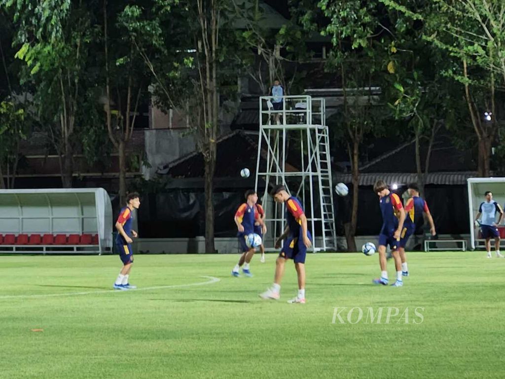 Suasana latihan tim Spanyol U-17 sebelum menghadapi laga perdana Piala Dunia U-17 di Lapangan Banyuanyar, Kota Surakarta, Jawa Tengah, Kamis (9/11/2023). Permainan dominan dengan gaya umpan pendek dari kaki ke kaki dijanjikan tim berjuluk "La Rojita" itu.