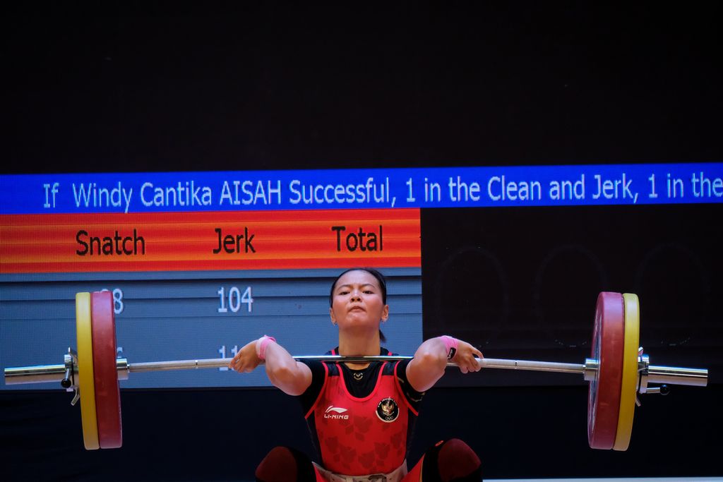 Indonesian  lifter Windy Cantika Aisah (19) failed to win a medal at the 2021 SEA Games Vietnam. At the previous SEA Games, Windy won a gold medal.