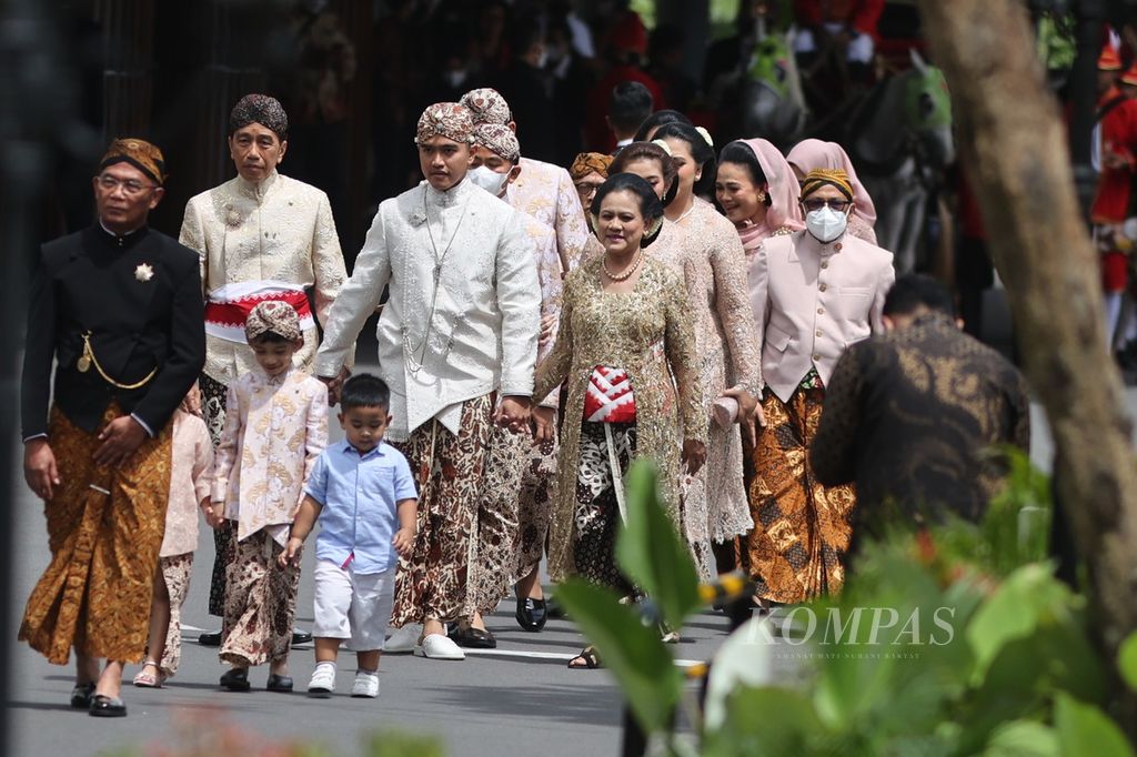 Presiden Joko Widodo beserta keluarga mendampingi Kaesang Pangarep menuju tempat upacara pernikahan di Pendopo Agung Royal Ambarrukmo, Kabupaten Sleman, Daerah Istimewa Yogyakarta, Sabtu (10/12/2022). 