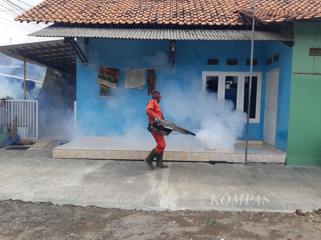 Ilustrasi-Petugas melakukan pengasapan atau <i>fogging</i> di permukiman Kelurahan Pegambiran, Kecamatan Lemahwungkuk, Kota Cirebon, Jawa Barat, Senin (8/5/2023). Pengasapan itu untuk mengantisipasi penyebaran penyakit demam berdarah dengue.