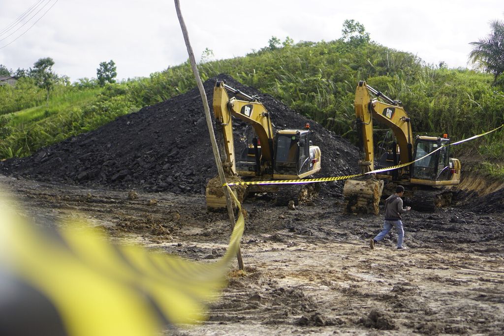 An illegal coal mining location has been sealed by the Balikpapan City Public Order Agency in RT 045 Karang Joang Village, North Balikpapan District, Balikpapan City, East Kalimantan on Tuesday (16/11/2021).