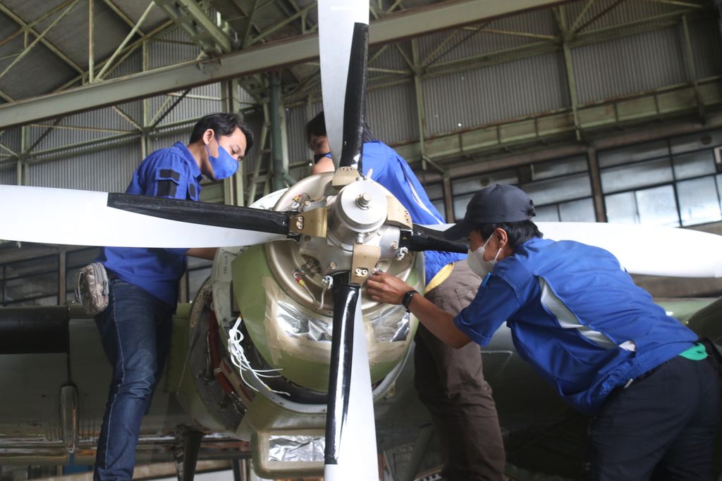 Beberapa teknisi muda mengecek sejumlah komponen dari baling-baling pesawat yang ada di hanggar PT Dirgantara Indonesia, Kota Bandung, Jawa Barat, Kamis (29/9/2022).