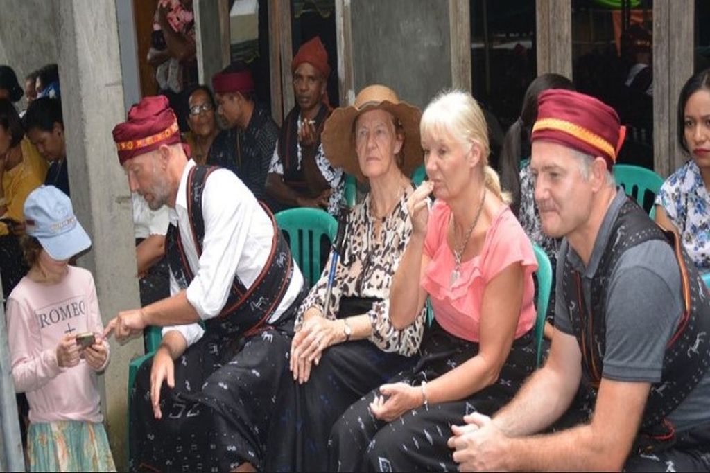Beberapa turis asing mengambil bagian dalam pesta adat Reba di Langa, Bajawa, Selasa (15/1/2019). Sebelum pandemi Covid-19, sejumlah turis asing ikut pesta adat Reba. Kini, turis asing hampir tidak ada.