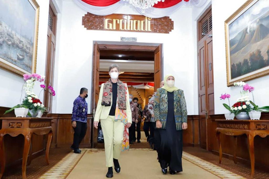 Gubernur Jatim Khofifah Indar Parawansa menerima kunjungan Dubes Swedia Marina Berg di Gedung Negara Grahadi Surabaya, Kamis (13/10/2022).