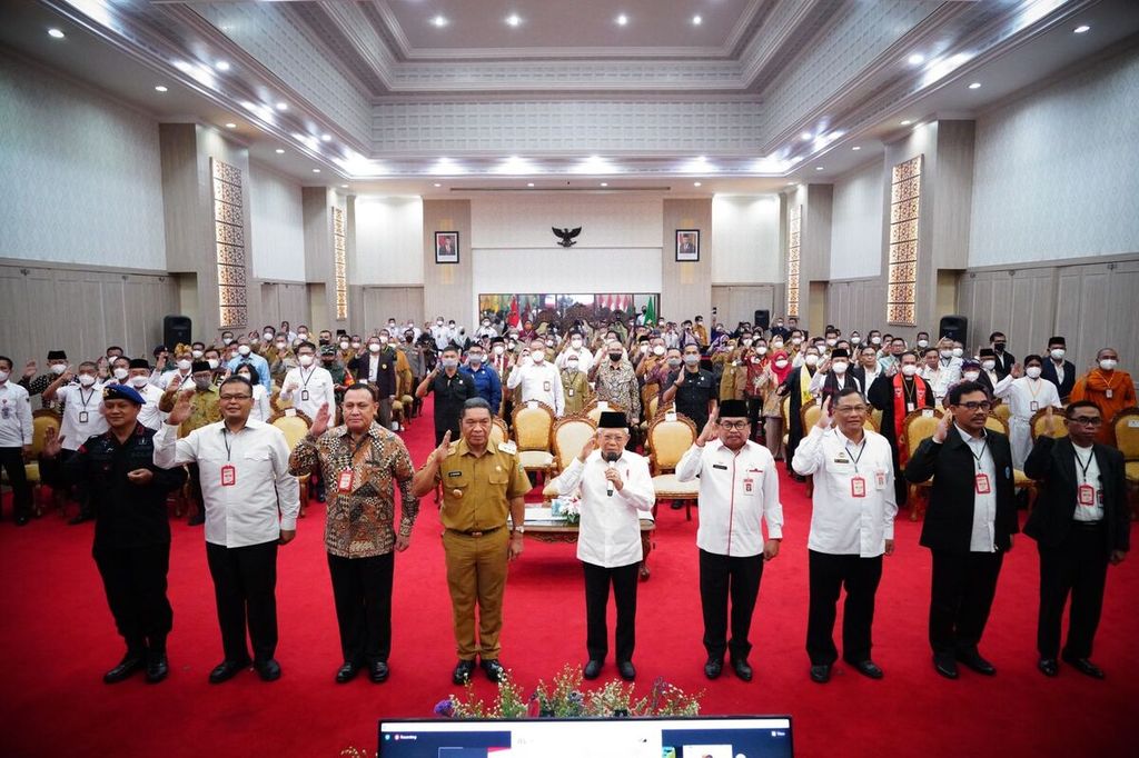 Wakil Presiden Ma’ruf Amin saat mengajak menyerukan "Salam Pancasila" pada acara Penguatan Pembinaan Ideologi kepada Aparatur Pemerintah Provinsi Banten, di Serang, Banten, Senin (14/11/2022).