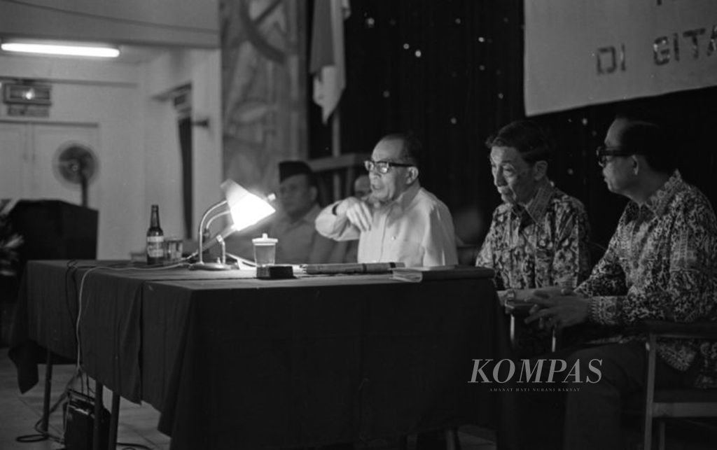 Bung Hatta didampingi Ketua Umum Dekopin, R Iman Pandji Soeroso dan pejabat-pejabat perkoperasian lain, tengah memberikan ceramah di muka pengurus koperasi di Gedung Bioskop Gita Bahari, Jalan Kramat Raya, Jakarta Pusat, Sabtu (13/Juli/1974). Dalam ceramah pada Hari Koperasi ke-27 itu, Hatta mengatakan bahwa koperasi merupakan satu-satunya jalan paling tepat untuk mengangkat golongan ekonomi lemah.