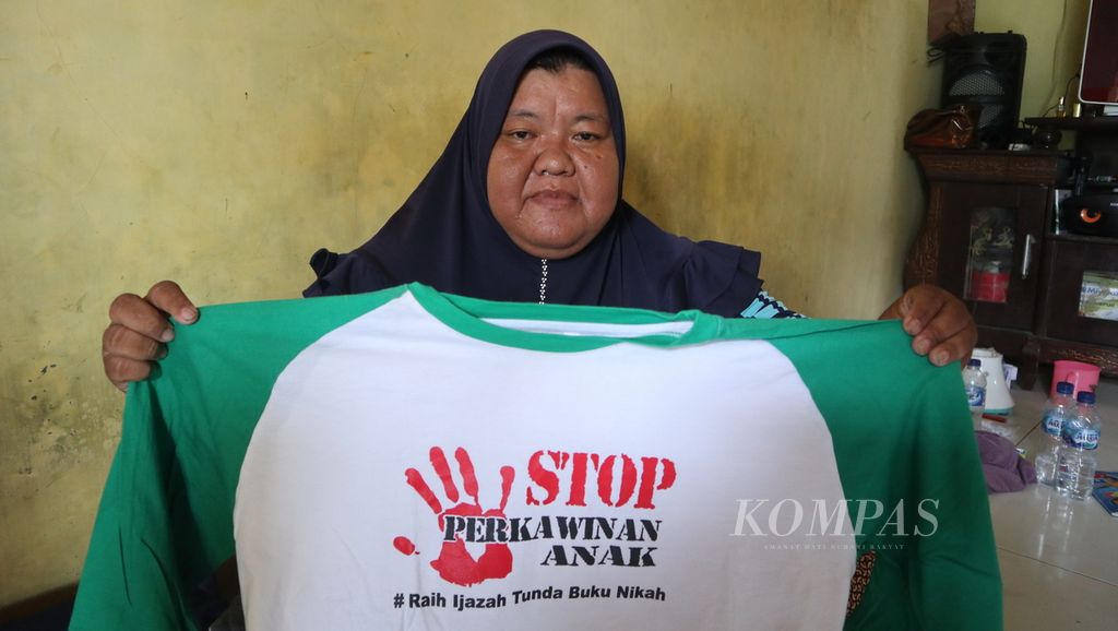 Lili Marlina (34) menunjukkan baju bertuliskan Stop Perkawinan Anak di rumahnya di Desa Krasak, Kecamatan Jatibarang, Kabupaten Indramayu, Jawa Barat, 31 Januari 2023. Lili menikah di usia 17 tahun, tetapi perkawinannya hanya bertahan tiga bulan.