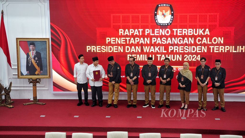 The atmosphere during the open plenary session for the appointment of the elected presidential and vice-presidential candidates for the 2024 election at the KPU Building in Jakarta on Wednesday (24/4/2024), as Chairman of the Election Commission Hasyim Asy'ari and other KPU members handed over the official appointment letter to Prabowo Subianto and Gibran Rakabuming Raka.