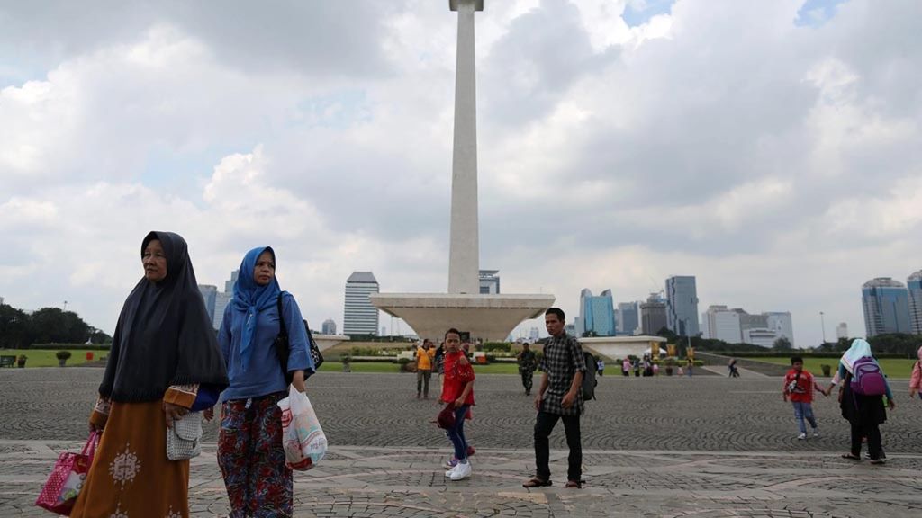 Pengunjung berlibur di kawasan Taman Monumen Nasional (Monas), Jakarta Pusat, Jumat (19/4/2019). Monas tutup pada hari pertama Lebaran, 5 Juni 2019.