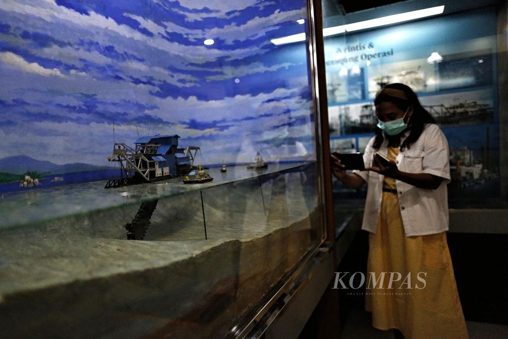 Pengunjung melihat benda-benda koleksi Museum Timah Indonesia berjumlah lebih dari 100 item di Pangkal Pinang, Bangka Belitung, Selasa (19/7/2022). 