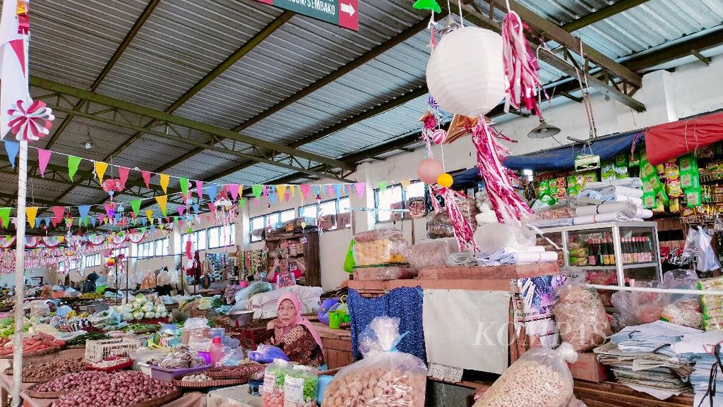 Beragam pita-pita hiasan dan balon berwarna merah putih tampak menghiasi kios-kios di Pasar Rejowinangun, Kota Magelang, Jawa Tengah, Rabu (16/8/2023).