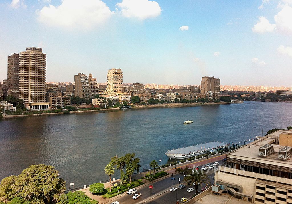 Salah satu sudut pusat kota Kairo di tepian Sungai Nil. Mesir sering disebut sebagai hadiah dari Sungai Nil. Foto diambil pada 21 oktober 2014. 