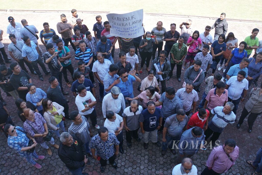 Puluhan warga Kabupaten Kepulauan Talaud berdemonstrasi di kantor Gubernur Sulawesi Utara, Manado, Senin (22/7/2019).