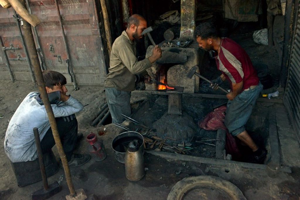 Pandai besi bekerja di sebuah bengkel di Kabul pada 1 Juni 2022. 