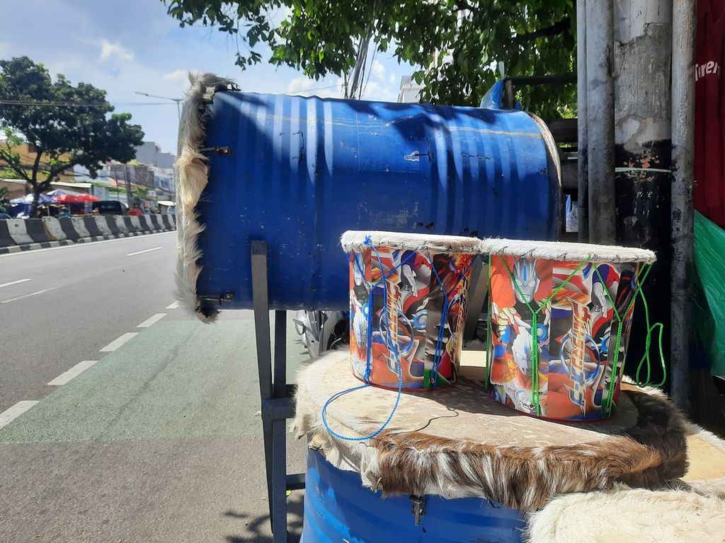 Beduk kaleng dan plastik hasil kreasi Sulaiman (50) yang banyak diminati anak-anak di kiosnya kawasan Tanah Abang, Jakarta Pusat, Jumat (14/4/2023).