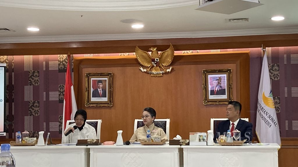 Menteri Sosial Tri Rismaharini (kiri) dan Sekretaris Eksekutif Komisi Ekonomi dan Sosial Asia Pasifik Perserikatan Bangsa-Bangsa (UNESCAP), Armida Salsiah Alisjahbana (tengah) di Jakarta, Senin (17/10/2022).