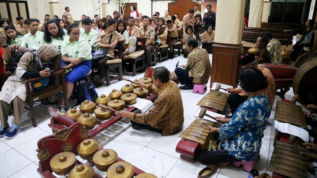 Siswa lintas agama dari sejumlah sekolah mengikuti Wisata Bhinneka di Gereja Kristen Jawa Tanjung Priok, Cilincing, Jakarta Utara,  Januari 2019.
