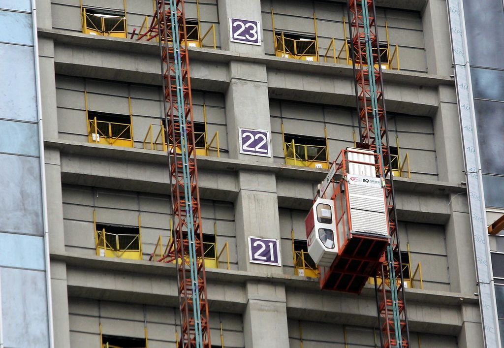 Pembangunan gedung betingkat di kawasan Kuningan Jakarta, pertengahan Desember 2019. 