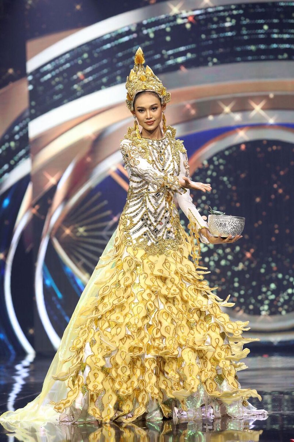 Foto yang diambil pada 24 Maret 2021, dirilis oleh the Miss Grand International memperlihatkan saat Han Lay memeragakan busana nasional dalam kontes di Bangkok, Thailand.