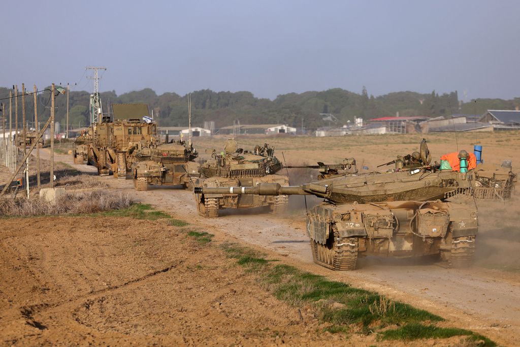 Tank-tank Israel melaju di dekat perbatasan Jalur Gaza, Minggu (3/12/2023).  Israel meningkatkan serbuan ke Gaza setelah jeda kemanusiaan berakhir.