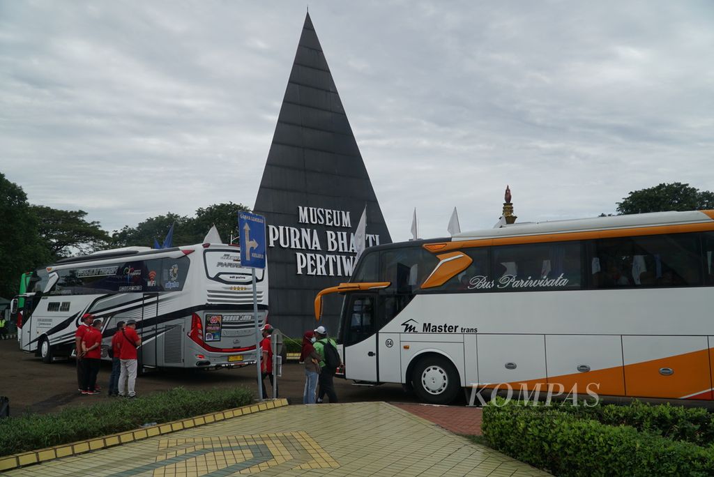 Bus kelas eksekutif yang mengangkut peserta mudik gratis Pemerintah Provinsi Jawa Tengah (Jateng) dan Bank Jateng berangkat ke Jateng dari areal Museum Purna Bhakti Pertiwi, Taman Mini Indonesia Indah, Jakarta Timur, Kamis (28/4/2022). Ada 126 bus dan 4 gerbong kereta api untuk sekitar 6.000 yang disediakan bagi perantau Jateng di Jakarta, Medan, dan Lampung, pada program mudik gratis tahun ini.