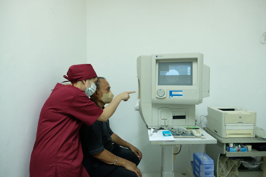 Perawat menunjukan cara kerja alat perimeter humphrey di Klinik Mataraja, Kebayoran Baru, Jakarta Selatan, Selasa (25/10/2022).
