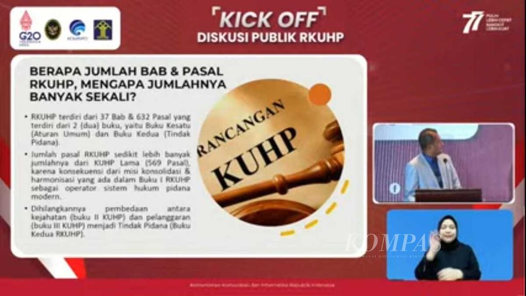 Wakil Menteri Hukum dan Hak Asasi Manusia Edward OS Hiariej memaparkan isi draf RKUHP dalam acara Kick Off Dialog Publik RKUHP di Jakarta, Selasa (23/8/2022). Dialog publik akan dilakukan di 11 kota dengan melibatkan sembilan lembaga