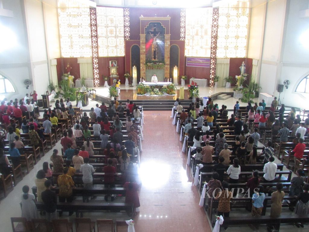 Misa ketiga hari Minggu Paskah di Gereja Santo Yoseph Pekerja Penfui Kupang, Minggu (17/4/2022).