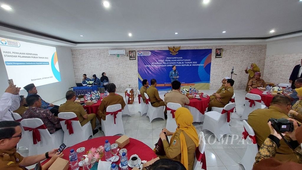 Sejumlah kepala daerah di Kalimantan Selatan atau yang mewakili hadir dalam kegiatan penyampaian hasil penilaian kepatuhan standar pelayanan publik tahun 2022 Opini Pengawasan Ombudsman Republik Indonesia di Banjarmasin, Selasa (14/2/2023).
