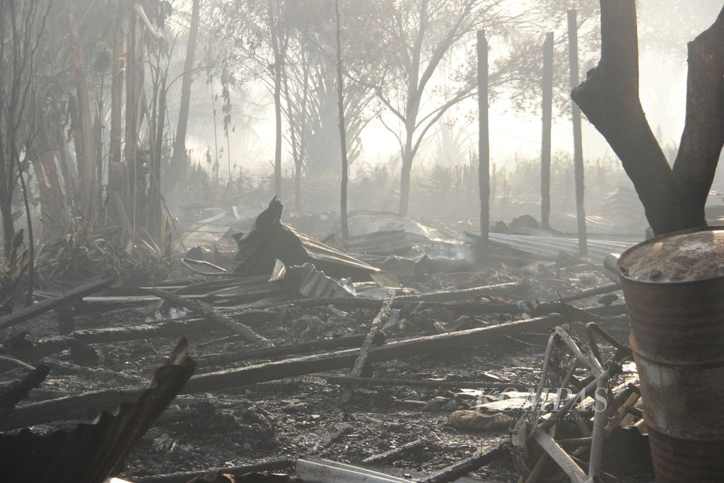 Kebakaran lahan gambut di Kabupaten Kubu Raya, Kalimantan Barat, menghanguskan satu rumah penjaga rumah walet, Kamis (3/3/2022). Tidak ada korban jiwa dalam kejadian tersebut.