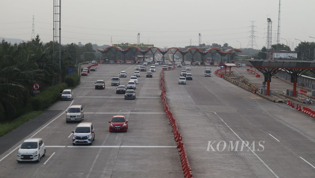 Kendaraan yang menuju Jawa melintas di Gerbang Tol Palimanan, Kabupaten Cirebon, Jawa Barat, Rabu (19/4/2023). 