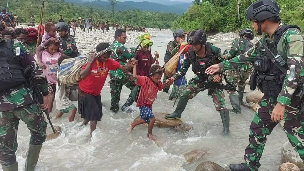 Warga yang mengungsi dari Distrik Paro ke Distrik Kenyam, ibu kota Kabupaten Nduga, Papua Pegunungan, tanggal 13 Februari 2023.