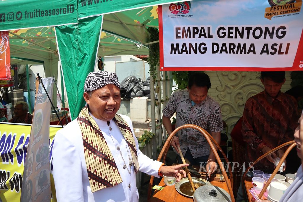 Wakil Gubernur Jawa Barat Uu Ruzhanul Ulum menikmati empal gentong gratis dalam Festival Empal Gentong di Kantor DPRD Kota Cirebon, Jawa Barat, Minggu (1/9/2019).