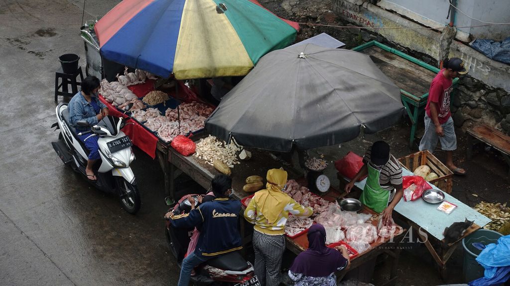 Warga membeli daging ayam di Pasar Klender SS, Jakarta Timur, Selasa (22/2/2022). Pemerintah pusat kembali memperpanjang masa penerapan pemberlakuan pembatasan kegiatan masyarakat (PPKM) level 3 untuk wilayah Jabodetabek hingga 28 Februari mendatang. 