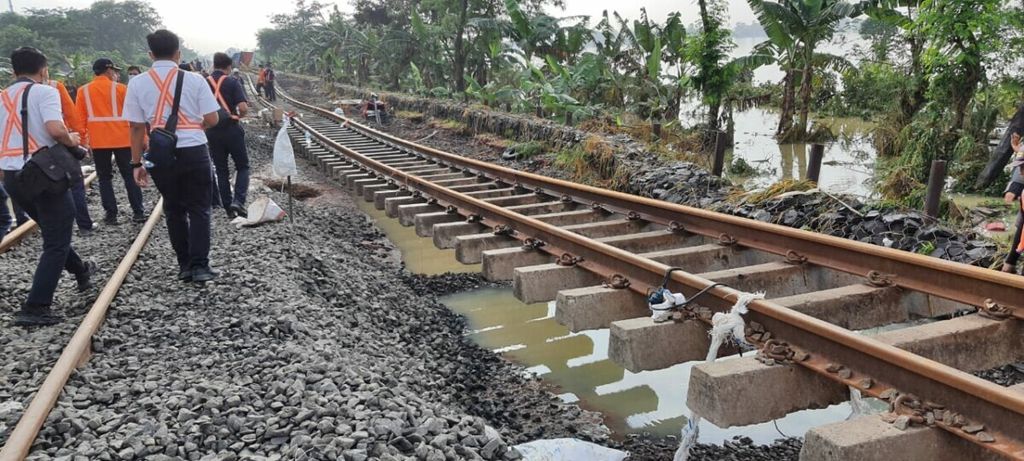 Kondisi jalur rel kereta api yang terdampak banjir di area Daop 1 Jakarta, Senin (22/2/2021) pagi. Perbaikan jalur rel masih terus dilakukan.