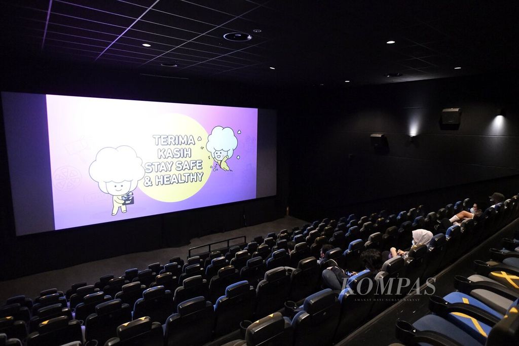 Penonton berada di dalam salah satu teater di salah satu jaringan bioskop CGV di Jakarta, Kamis (16/9/2021). 