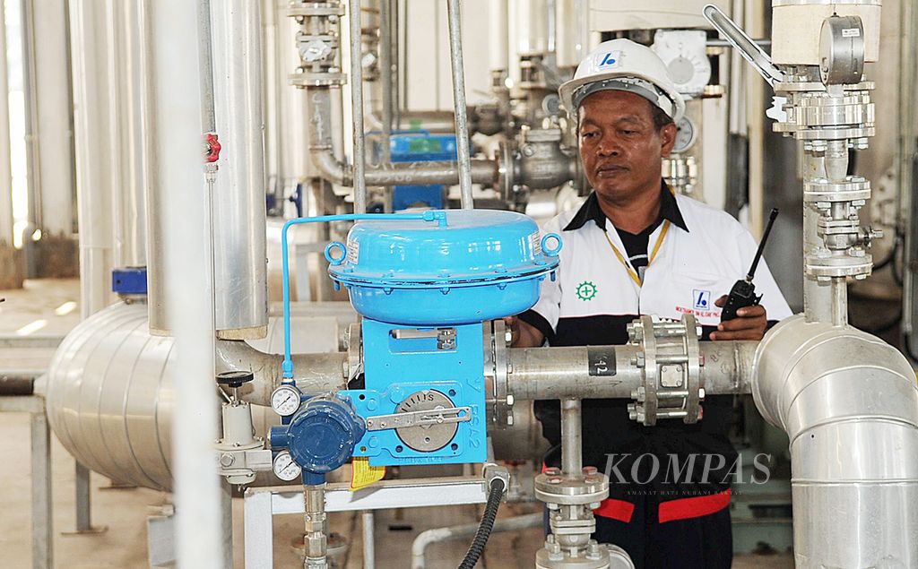 Pekerja memeriksa bagian pabrik bioetanol di kawasan PG Gempol Kerep, Mojokerto, Jawa Timur, Selasa (20/8/2013).