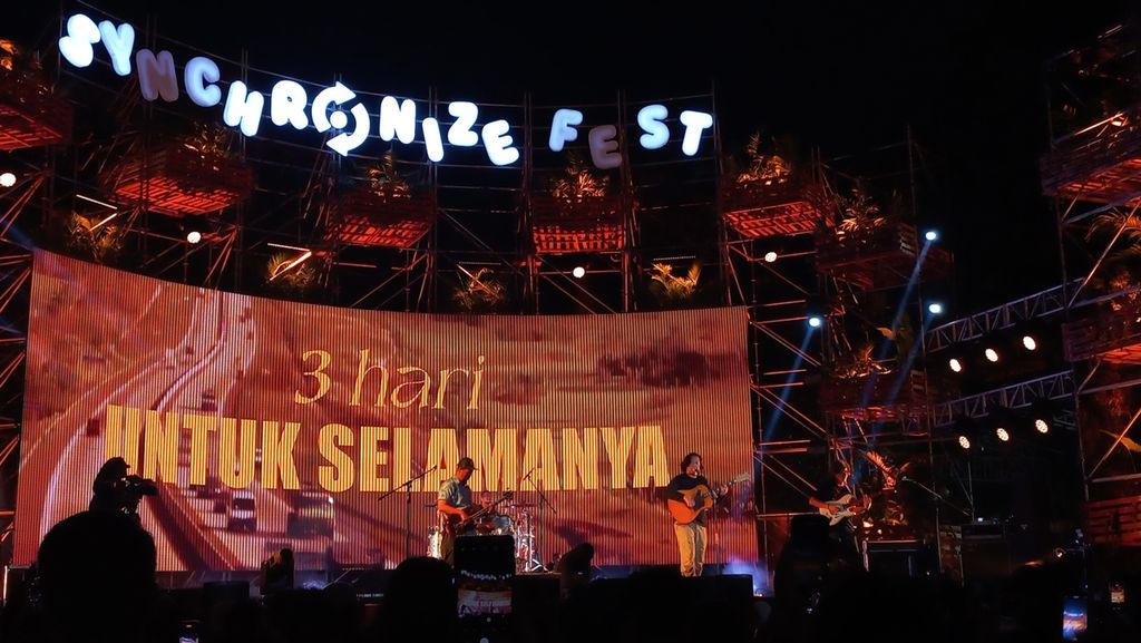 Float membawakan lagu ”3 Hari untuk Selamanya” di Synchronize Festival 2024, Jumat (4/10/2024).