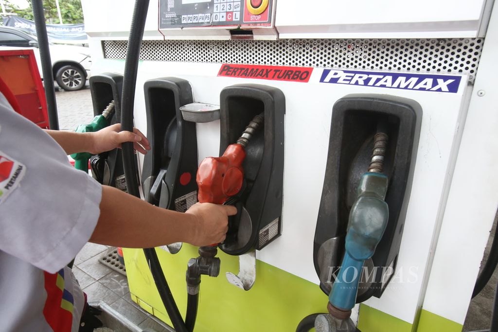 Petugas SPBU Coco Pertamina Nomor 31.131.01 melayani pembelian bahan bakar pertamax di Jalan Pramuka Raya, Jakarta, Sabtu (1/2/2018).